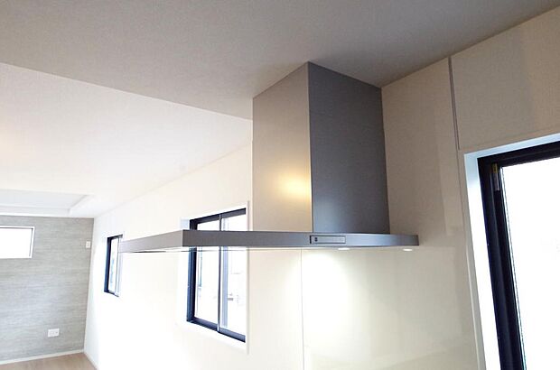 キッチン上部には、ブーツ型の照明付きのレンジフードが標準装備されております。