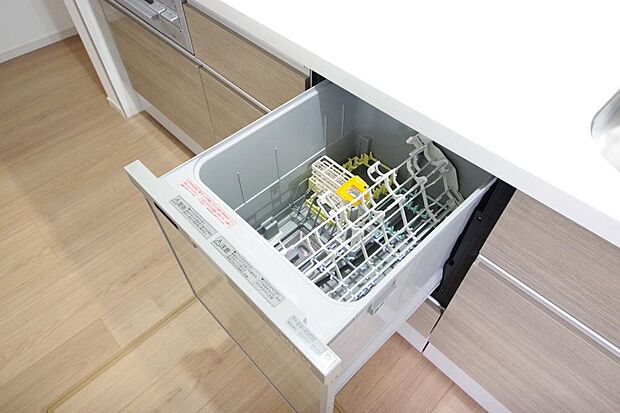 食器の出し入れがしやすいスライド収納タイプの食器洗い乾燥機です。また、節水効果にも優れています。