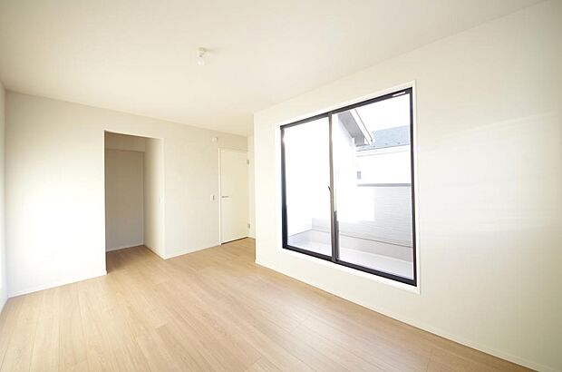 木の質感が優しい床材と豊富な収納が特徴的な、心に温かさを感じる内装です。