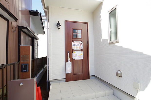 玄関はいわばその邸宅の顔です。だからこそ、迎賓のためにしつらえを細部まで施しました。