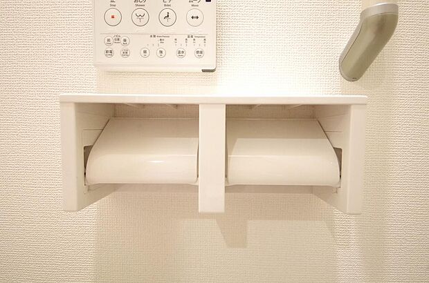 トイレ内のペーパーホルダーは、しっかりとした押さえ付き横型ダブルホルダーが標準装備されています。