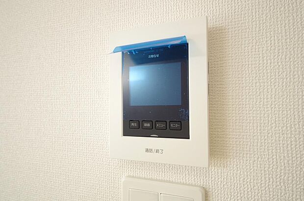 来訪者を映像と音声で確認可能なので、煩わしいセールスにも住戸内で対話可能です。