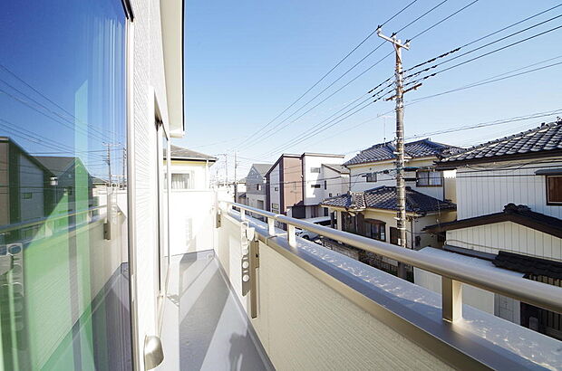 陽光あふれるバルコニーは、たくさんの光を浴びることができるのでお洗濯物やお布団もしっかり干せます。