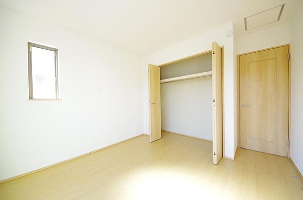 木の質感が優しい床材と豊富な収納が特徴的な、心に温かさを感じる内装です。