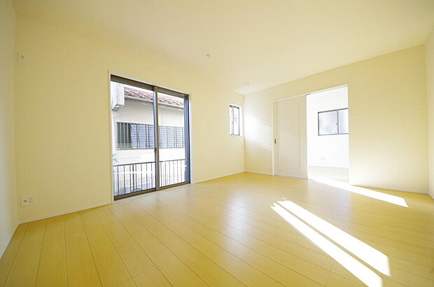 明るい陽光が差し込み開放的なリビング ダイニングを演出し、ゆとりある空間はご満足いただけます。