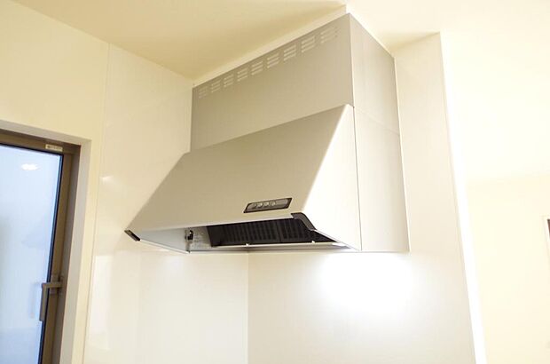 キッチン上部には、スッキリとしたスリム型レンジフードが標準装備されております。