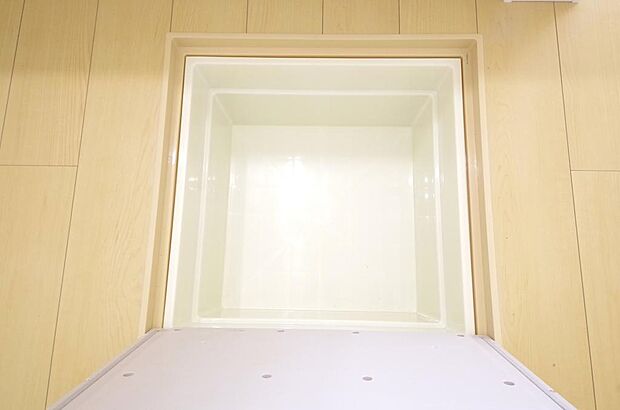 ミネラルウォーター、缶詰、非常食のストックに便利です。空間を有効に利用した収納です。