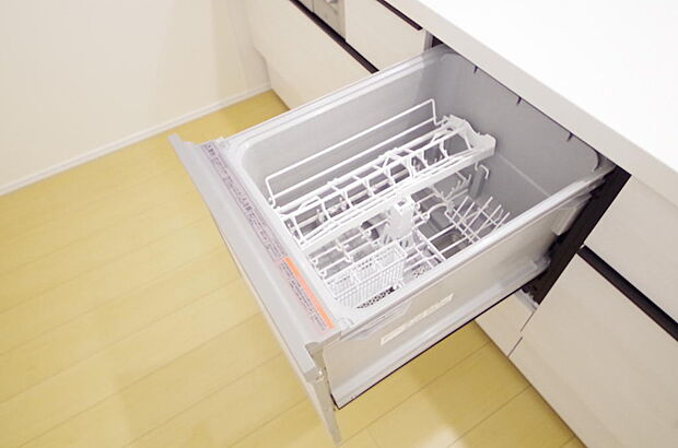 食器の出し入れがしやすいスライド収納タイプの食器洗い乾燥機です。また、節水効果にも優れています。