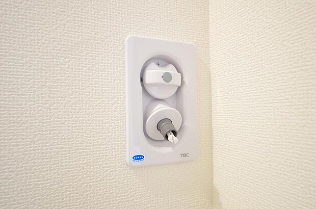 洗濯機用の給水口には蛇口ではなく、全自動洗濯機が設置できる専用の給水口が設置されております。