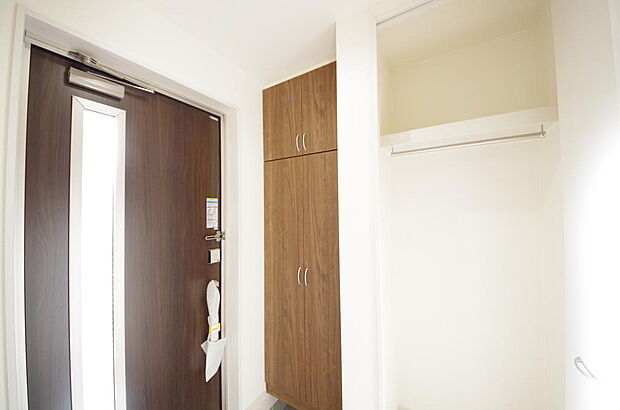 棚板が多く、沢山の靴が収納可能。棚板は稼働可能ですのでブーツやヒールの高い靴も収納でき便利です。