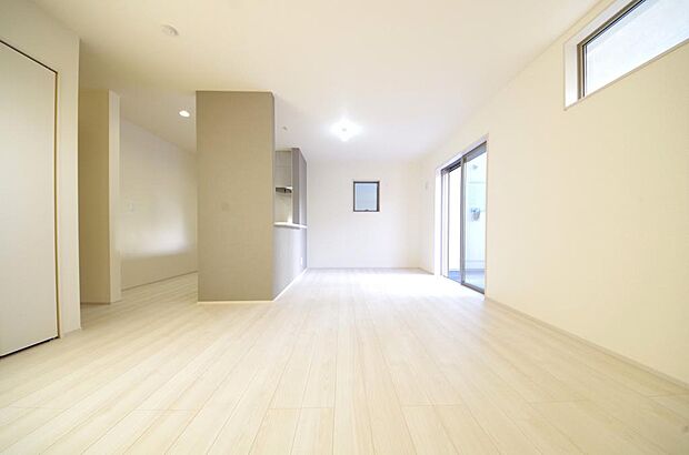 明るい陽光が差し込み開放的なリビング ダイニングを演出し、ゆとりある空間はご満足いただけます。