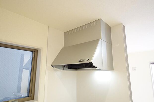 キッチン上部には、ブーツ型の照明付きのレンジフードが標準装備されております。