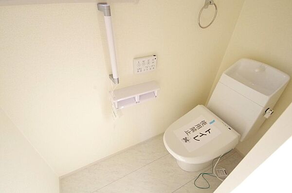 少ない水を有効に使って、汚れも効率よく洗浄します。便器は奥までふちのない掃除がしやすい形状です。