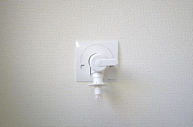 洗濯機用の給水口には蛇口ではなく、全自動洗濯機が設置できる専用の給水口が設置されております。