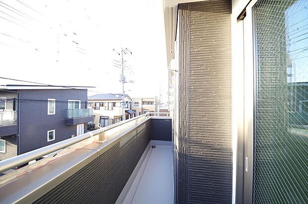 陽光あふれるバルコニーは、たくさんの光を浴びることができるのでお洗濯物やお布団もしっかり干せます。