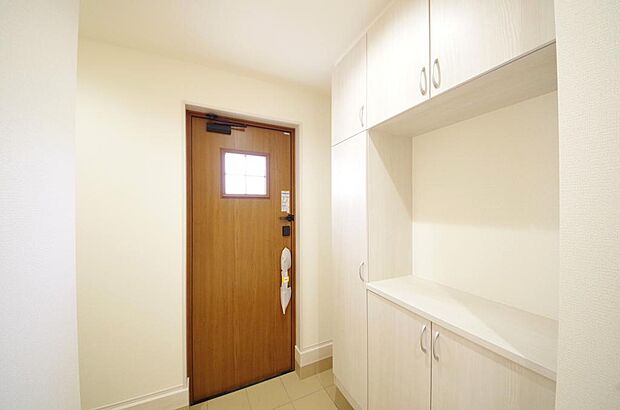 棚板が多く、沢山の靴が収納可能。棚板は稼働可能ですのでブーツやヒールの高い靴も収納でき便利です。