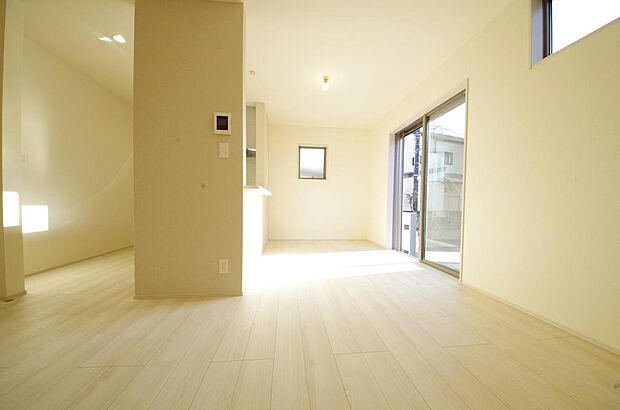 明るい陽光が差し込み開放的なリビング ダイニングを演出し、ゆとりある空間はご満足いただけます。