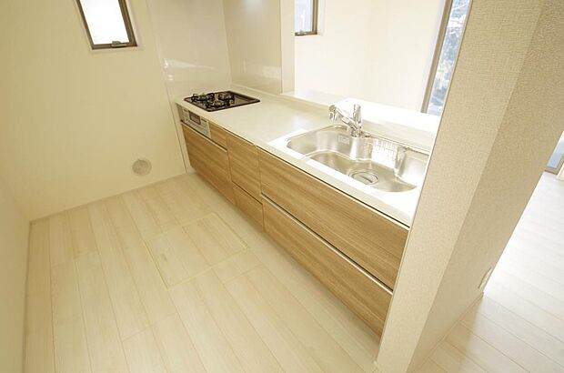 キッチンには耐久性が高く、お手入れも簡単で人工大理石トップを採用して、キッチンを優雅に演出しました。