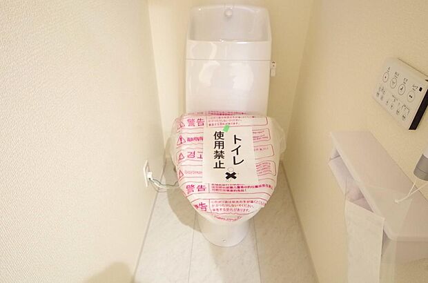 少ない水を有効に使って、汚れも効率よく洗浄します。便器は奥までふちのない掃除がしやすい形状です。