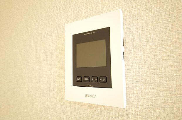 来訪者を映像と音声で確認可能なので、煩わしいセールスにも住戸内で対話可能です。