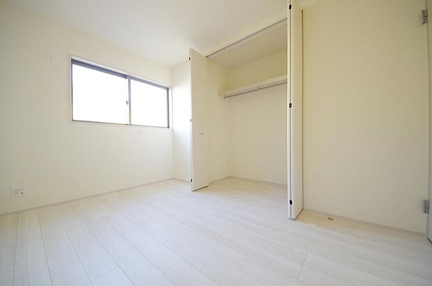 木の質感が優しい床材と豊富な収納が特徴的な、心に温かさを感じる内装です。