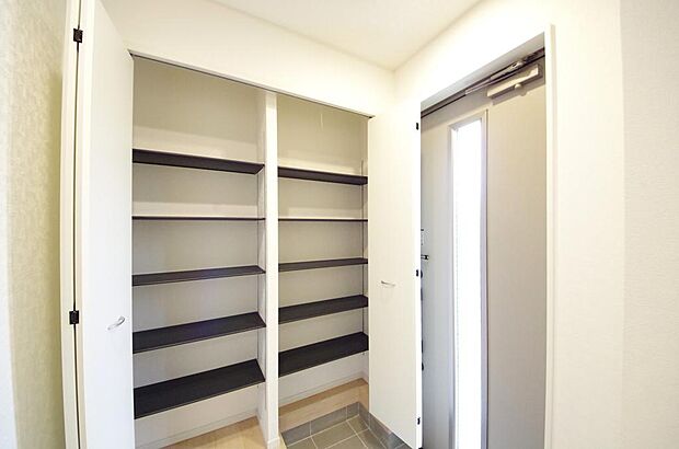 棚板が多く、沢山の靴が収納可能。棚板は稼働可能ですのでブーツやヒールの高い靴も収納でき便利です。