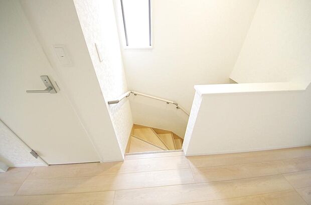 階段には手すりを標準装備することで、お子様やご高齢者の安全性にも配慮しております。