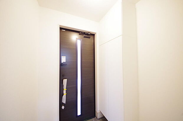 玄関を美しく整理できる収納量豊かなシューズインクロークです。高さの調整できる棚板を採用しております。