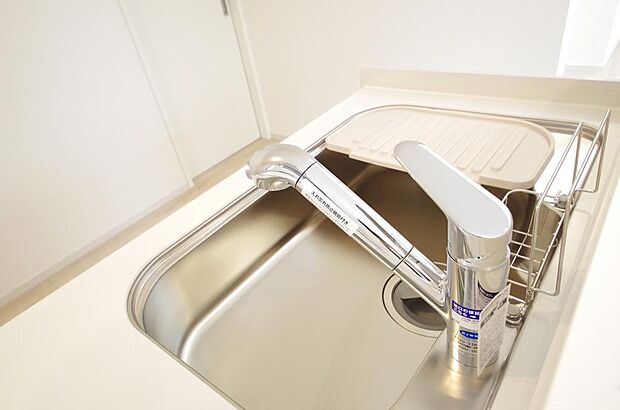 キッチンの水栓はホースが伸びますので、大きな鍋も楽に洗う事が出来ます。浄水器もビルトインです。