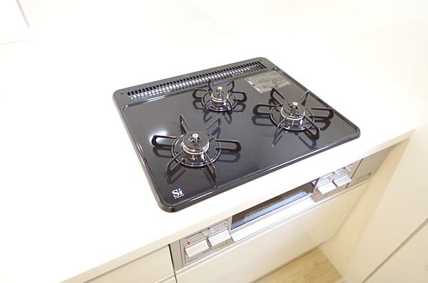 三ツ口コンロはSiセンサーが組み込まれています。長時間の使用の際にセンサーが自動でストップします。