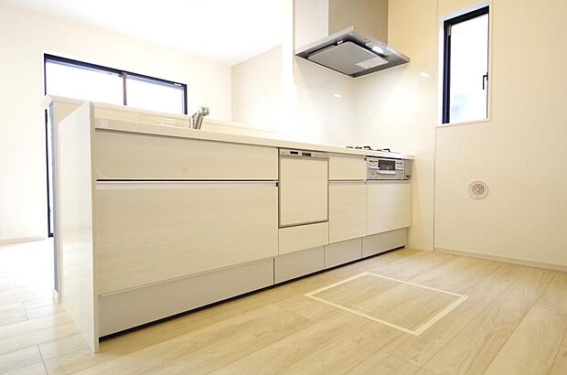 キッチンには耐久性が高く、お手入れも簡単で人工大理石トップを採用して、キッチンを優雅に演出しました。