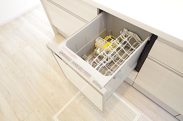 食器の出し入れがしやすいスライド収納タイプの食器洗い乾燥機です。また、節水効果にも優れています。