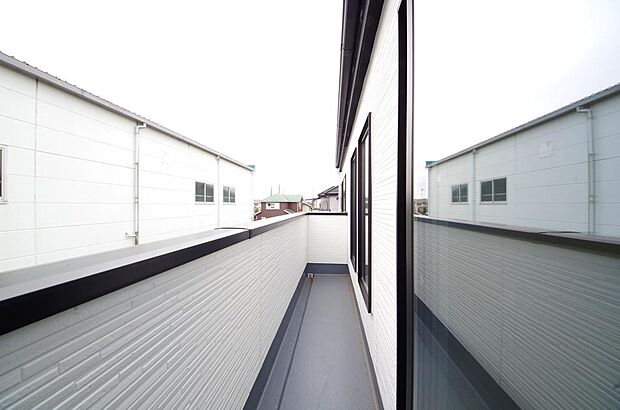 陽光あふれるバルコニーは、たくさんの光を浴びることができるのでお洗濯物やお布団もしっかり干せます。