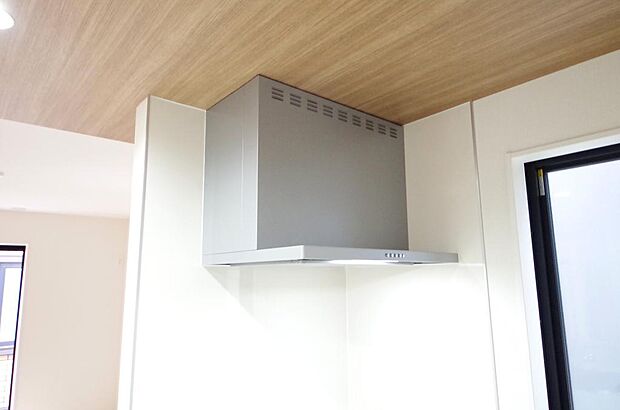 キッチン上部には、ブーツ型の照明付きのレンジフードが標準装備されております。