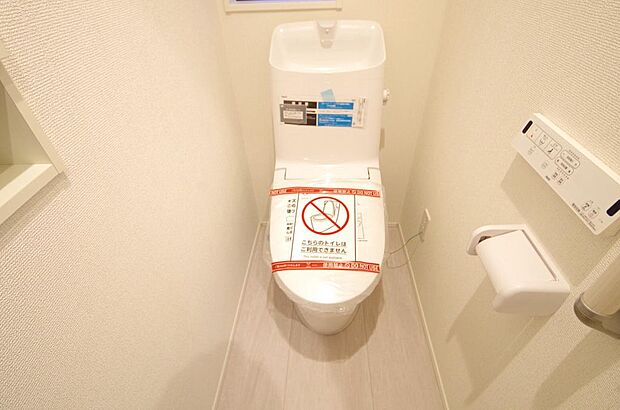 少ない水を有効に使って、汚れも効率よく洗浄します。便器は奥までふちのない掃除がしやすい形状です。