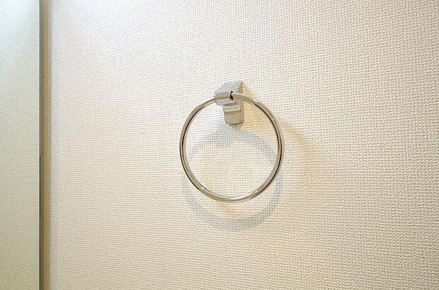 タオル掛け、これは必要です。標準装備されていますので、後から設置する手間も省けます。