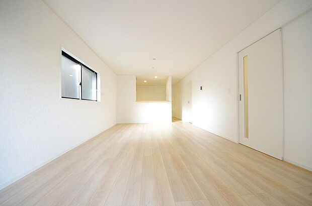 明るい陽光が差し込み開放的なリビング ダイニングを演出し、ゆとりある空間はご満足いただけます。