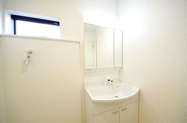 家族全員で利用するパブリックスペースとなりますので、鏡周りの収納ですっきり洗面台がご利用いただけます