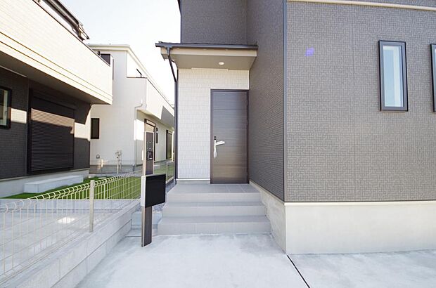 玄関はいわばその邸宅の顔です。だからこそ、迎賓のためにしつらえを細部まで施しました。