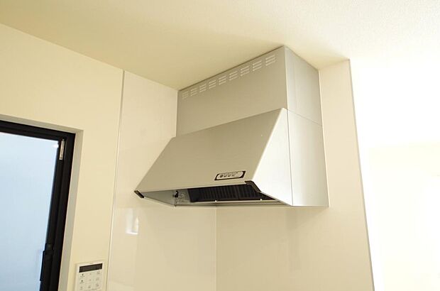 キッチン上部には、スッキリとしたスリム型レンジフードが標準装備されております。