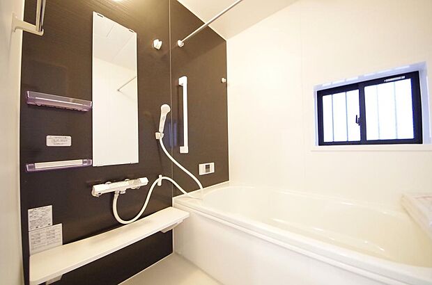 心地よい入浴タイムを追求した大きな浴槽とアクセントパネルで、より高級感が演出されます。