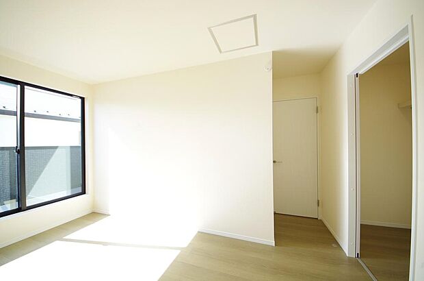 木の質感が優しい床材と豊富な収納が特徴的な、心に温かさを感じる内装です。