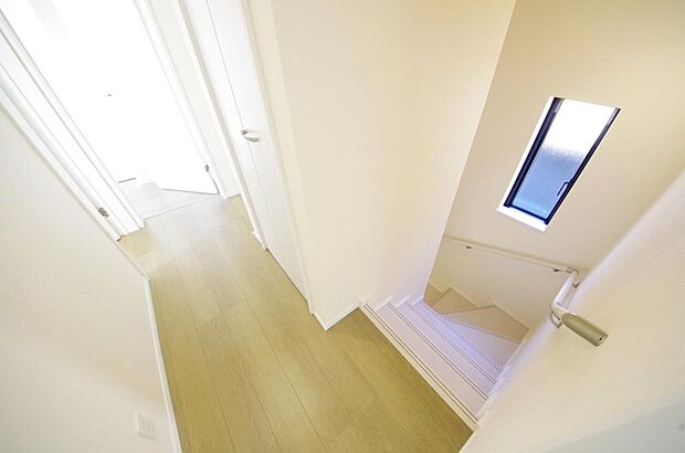 階段には手すりを標準装備することで、お子様やご高齢者の安全性にも配慮しております。