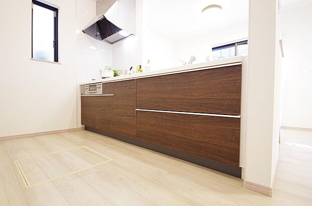 リビング ダイニング全体が見渡せるキッチンは、リビングのお子様の様子を見守りながら家事ができます。