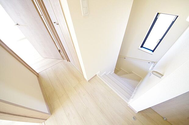 階段には手すりを標準装備することで、お子様やご高齢者の安全性にも配慮しております。