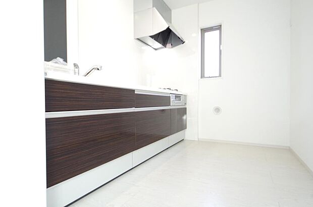 キッチンには耐久性が高く、お手入れも簡単で人工大理石トップを採用して、キッチンを優雅に演出しました。