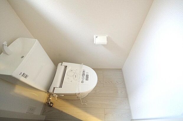 少ない水を有効に使って、汚れも効率よく洗浄します。便器は奥までふちのない掃除がしやすい形状です。