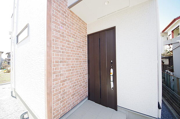 玄関はいわばその邸宅の顔です。だからこそ、迎賓のためにしつらえを細部まで施しました。
