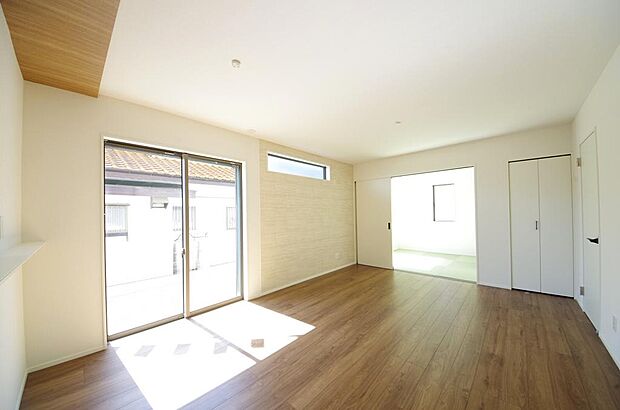 明るい陽光が差し込み開放的なリビング ダイニングを演出し、ゆとりある空間はご満足いただけます。