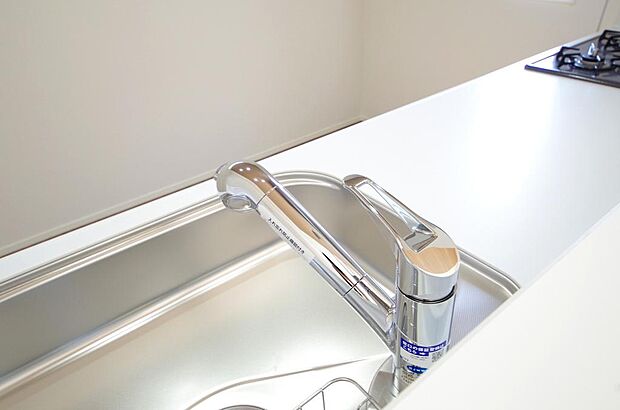 レバー操作一つで水量、温度も調節可能です。また、蛇口には浄水カートリッジも内蔵可能です。